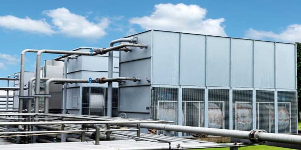 What is the main difference between the working system of closed cooling towers and open cooling towers?